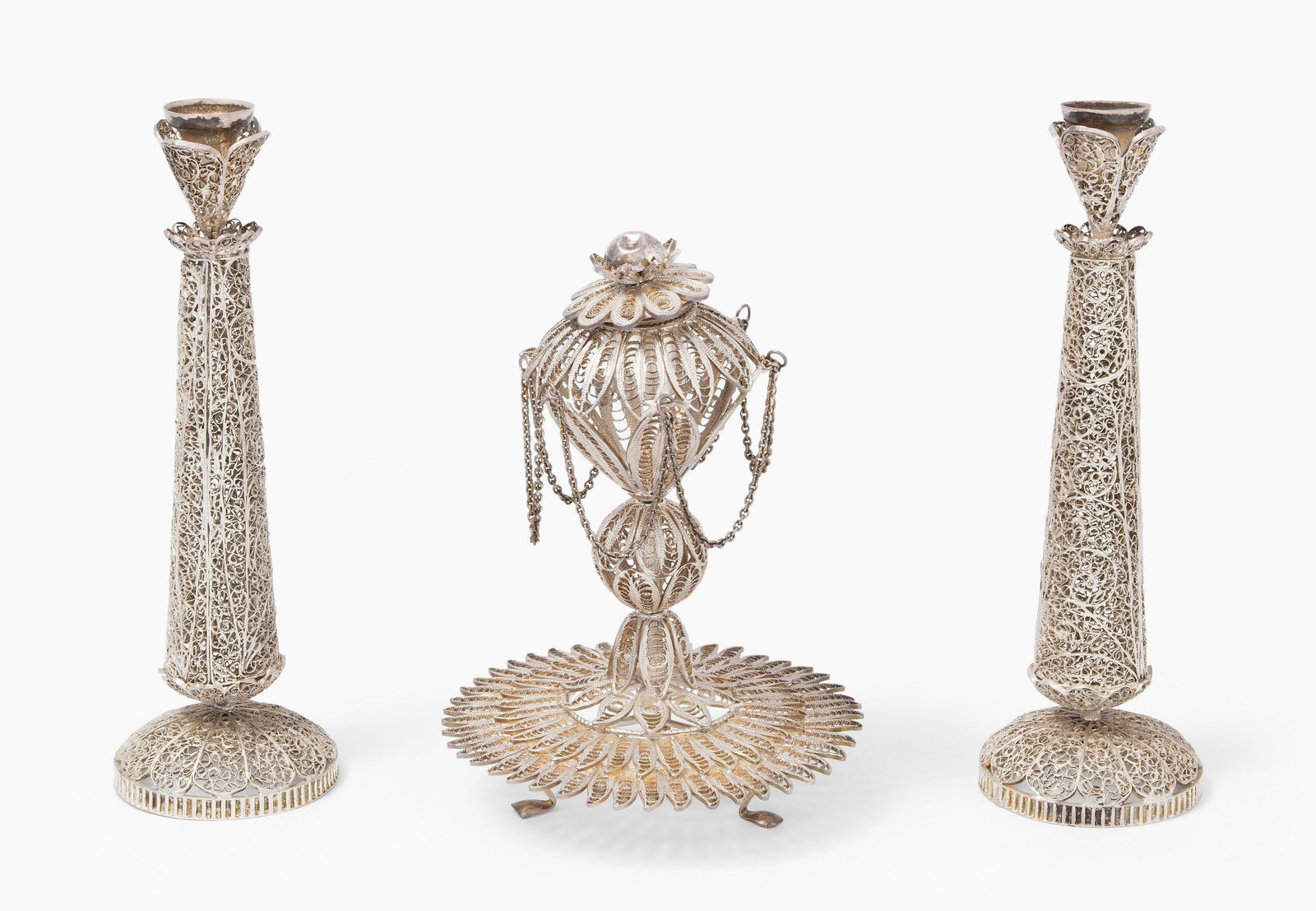 Set: Besamim-Büchse und 1 Paar Kerzenstöcke (1 of 1)