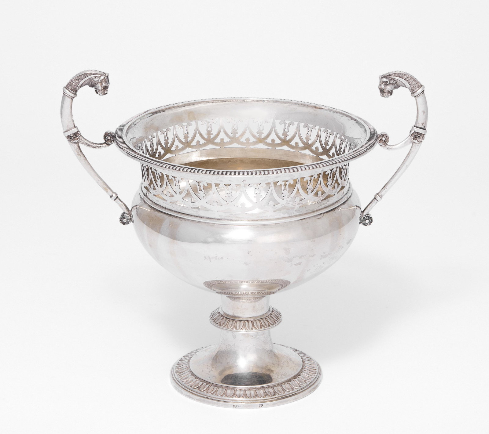 Fussschale: Bern, um 1820. Silber. Werkstatt Rehfues. Rundform mit durchbrochenem Rand und Panterhenkeln. Meistermarke u. Beizeichen. H 16 cm, ca. 224 g.- Gedellt.