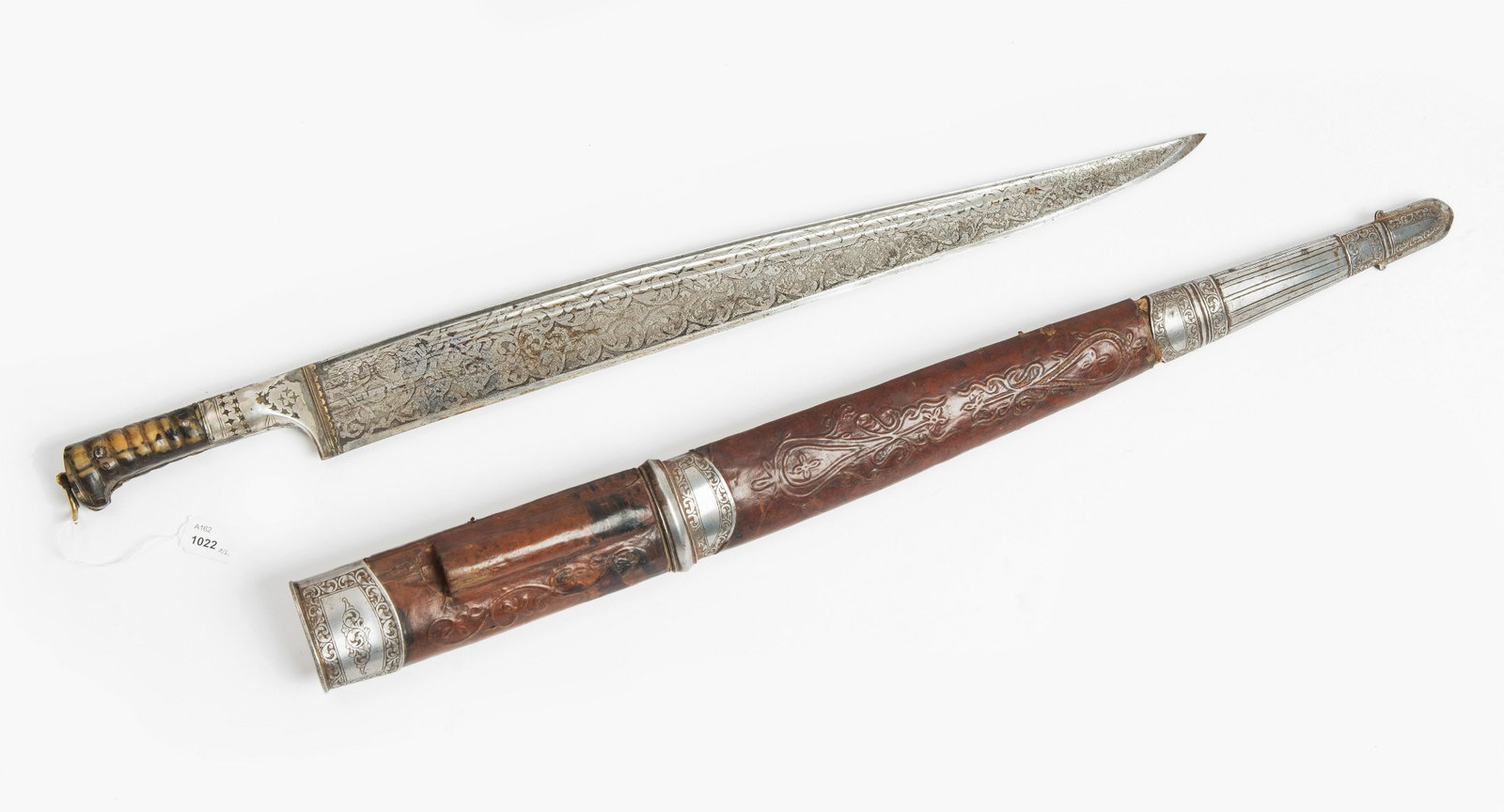 Khyber-Messer: Afghanistan, 19. Jh. Messergefäss mit Beingriffschalen (quartseitig mit Ausbruch) und sternverzierter Griffzwinge aus Weissmetall. Die je zweifach schmal gekehlte T-Rückenklinge ist flächig mit flo