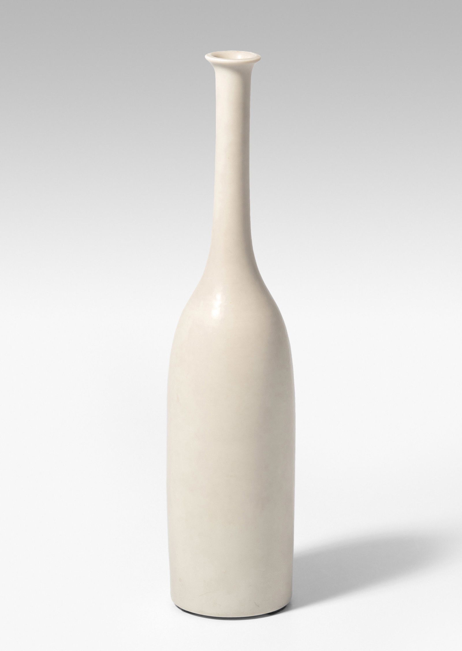 Gunnar Nylund, Langhalsvase: Schweden, um 1960. RÃ¶rstrandmarke, KÃ¼nstlersignatur, Modellnummer "E.291". Keramik, weiss glasiert. H 29 cm.- Alters- und Gebrauchsspuren.