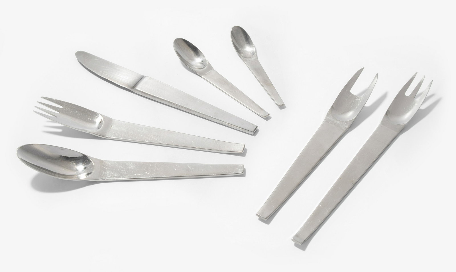 Carl AubÃ¶ck, Besteckservice: Entwurf von 1956 fÃ¼r Neuzeughammer Ambosswerk Steyr/Ã–sterreich. Edelstahl. Gemarkt: "AMBOSS AUSTRIA 18/8". Bestand: 16 Gabeln, 13 Messer, 14 SuppenlÃ¶ffel, 4 DessertlÃ¶ffel, 4 KaffeelÃ¶ff