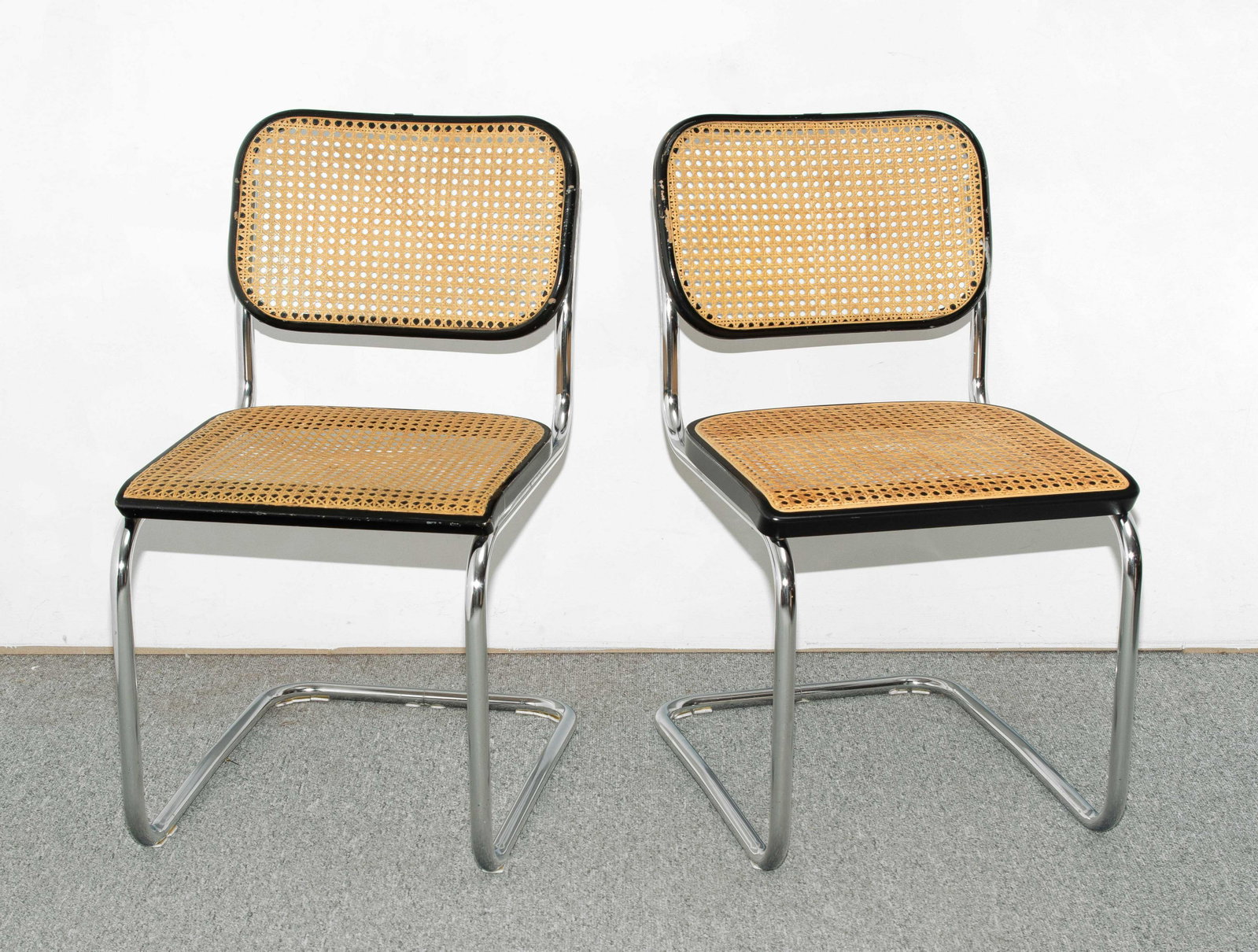 Marcel Breuer, 4 Freischwinger "S32": Entwurf von 1929. Verchromtes Stahlrohrgestell. SitzflÃ¤che und RÃ¼ckenlehne aus schwarz lackiertem Buchenholz und Jonc-Geflecht. 2 gemarkt "THONET". SitzhÃ¶he 46 cm. 44x58x81,5 cm.- Alters- und