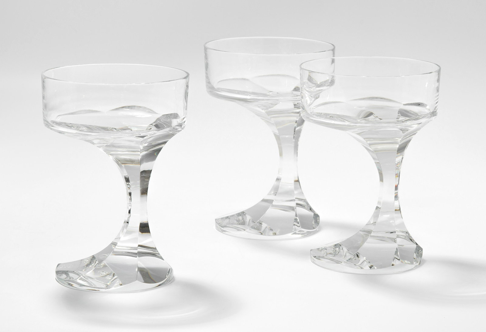 Baccarat, 11 Champagnerschalen: 20.Jh. Farbloses Kristallglas. Modell "Narcisse" von Boris Tabacoff, 1971. SchÃ¤lschliffdekor. H 14 cm.