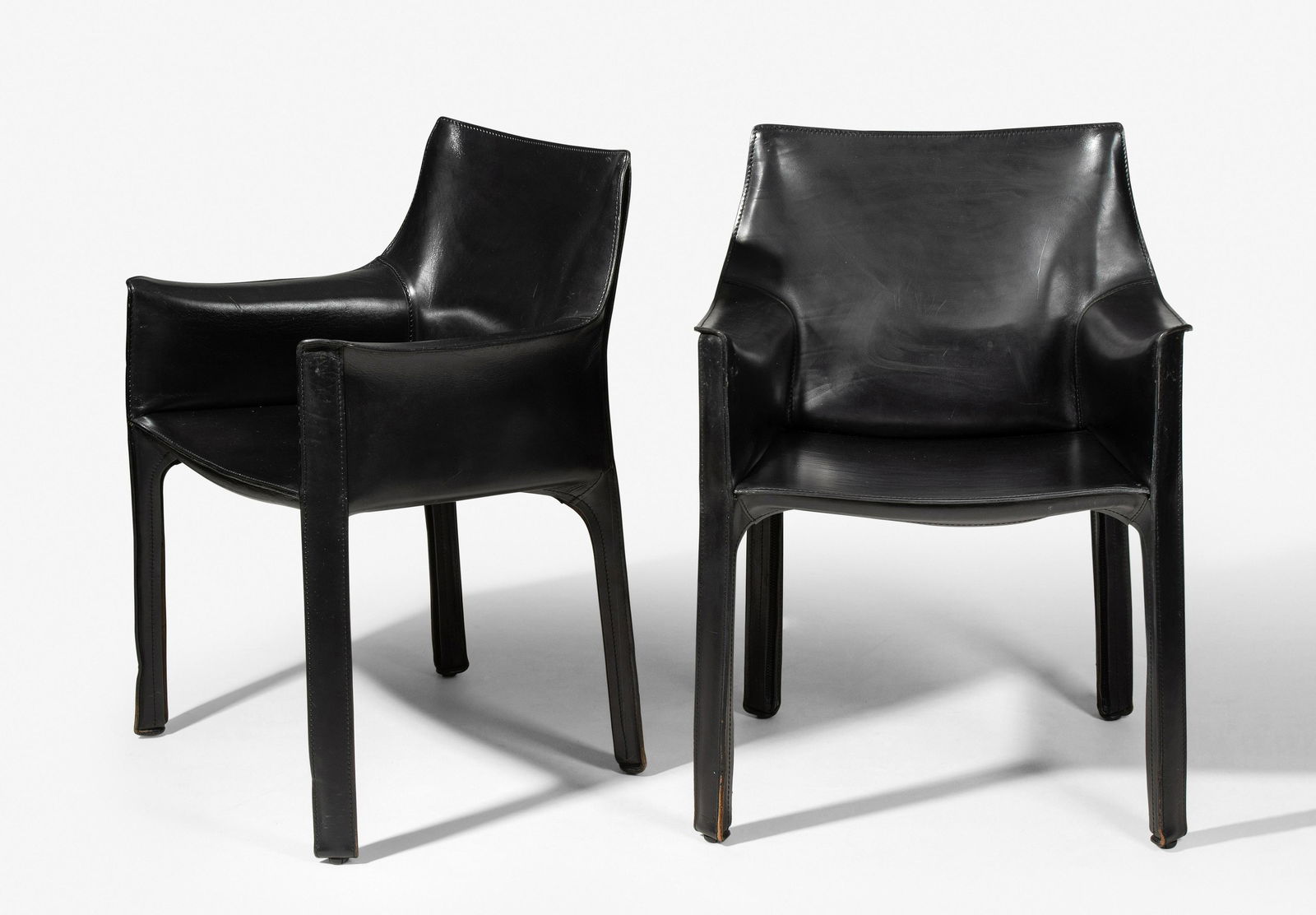 Mario Bellini, 1 Paar ArmlehnstÃ¼hle "CAB 412": Entwurf von 1977. AusfÃ¼hrung von Cassina. Stahlgestell, schwarzer Lederbezug mit Reissverschluss. GeprÃ¤gte Herstellerbezeichnung und Etikett von Wohnbedarf. SitzhÃ¶he 44 cm. 60x50x80 cm.- Alte