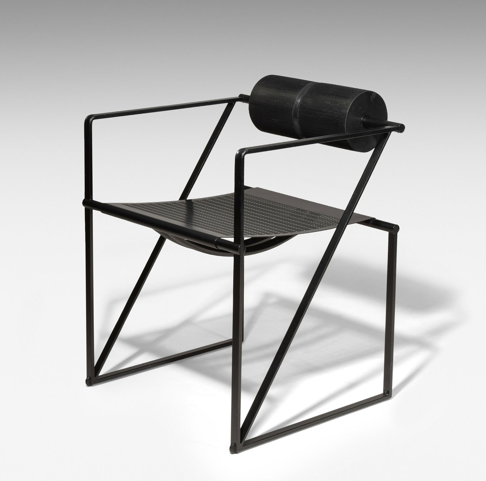 Mario Botta, Stuhl "Seconda": Entwurf von 1982 fÃ¼r Alias, Italien. Schwarz lackierter Stahl, RÃ¼ckenlehne aus aufgeschÃ¤umtem Polyurethan. GeprÃ¤gte Herstellerbezeichnung. 52x57,5x72 cm.- Leichte Alters- und Gebrauchsspur