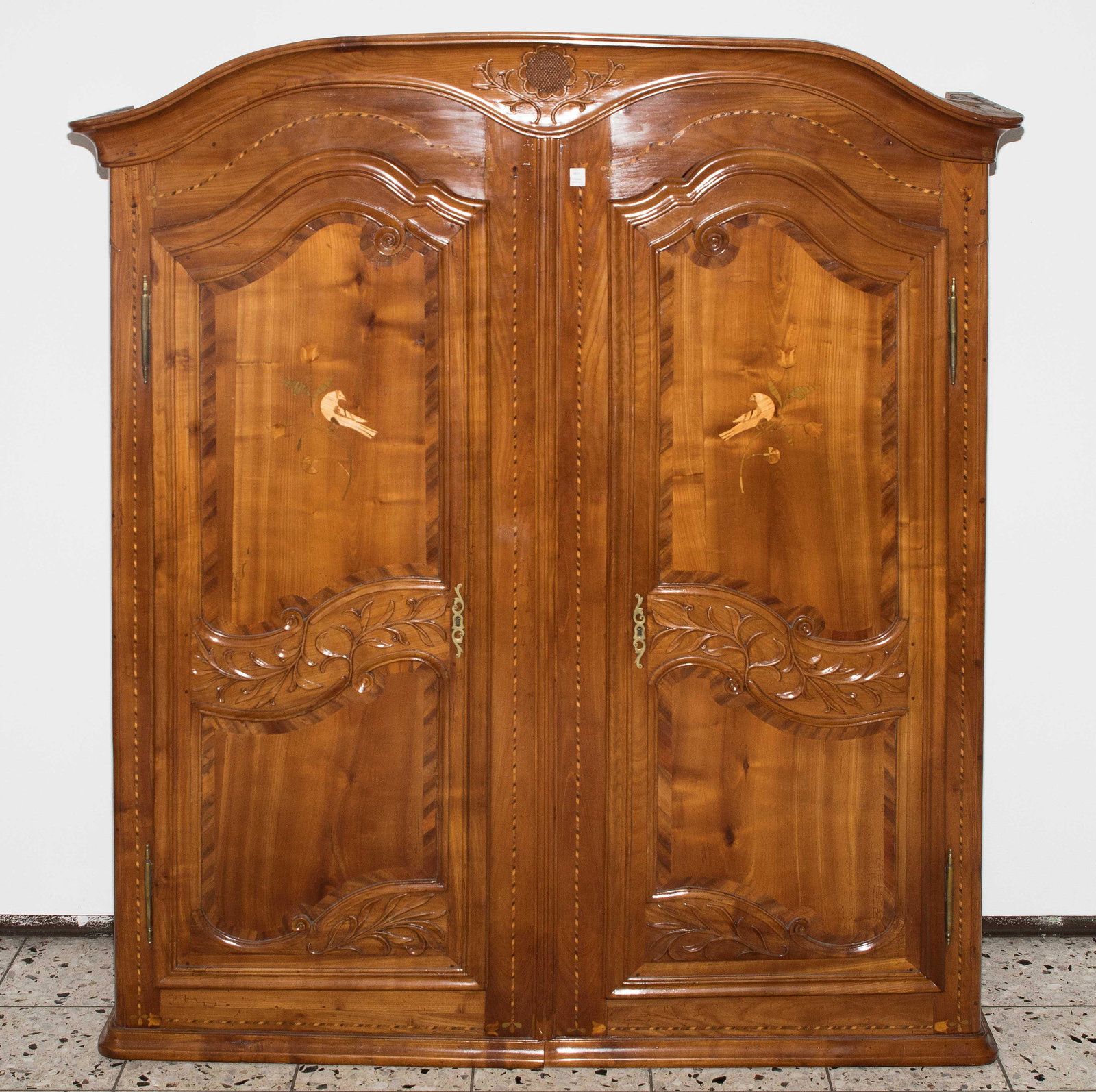Schrank: Barock 18. Jh. Freiburg. Kirschbaum, Pflaumenholz, Ahorn. ZweitÃ¼riger Korpus auf gedrÃ¼ckten KugelfÃ¼ssen mit geschweiftem Gesims. Moulierte TÃ¼rfÃ¼llungen mit Vogeleinlage. Guter Zustand. 