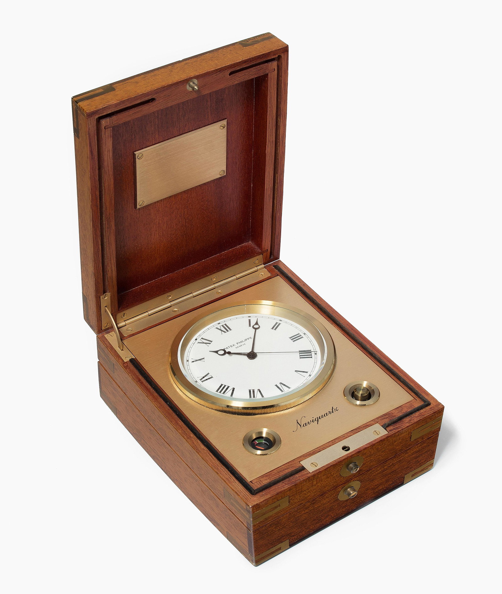 Patek Philippe Naviquartz: Um 1980. Referenz 1215 HF. Dreiteiliges GehÃ¤use aus Mahagoniholz mit MessingbeschlÃ¤gen. Zifferblatteinfassung aus satinierten, vergoldetem Metall. Anzeige der Batteriereserve und Druckknopf mit 
