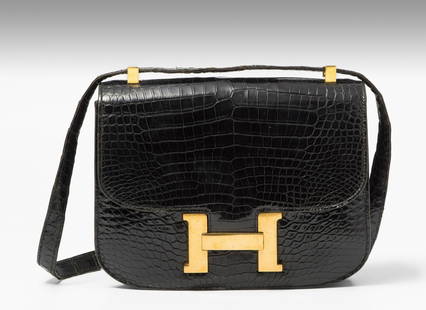 HermÃ¨s, Handtasche "Constance": 1972. Aus schwarzem Krokodilleder. Vergoldete MetallbeschlÃ¤ge. Langer Schulterriemen. Ãœberschlag mit H-Schliesse. 22,5x17x5,5 cm.- Tragespuren, kleine Kratzer.