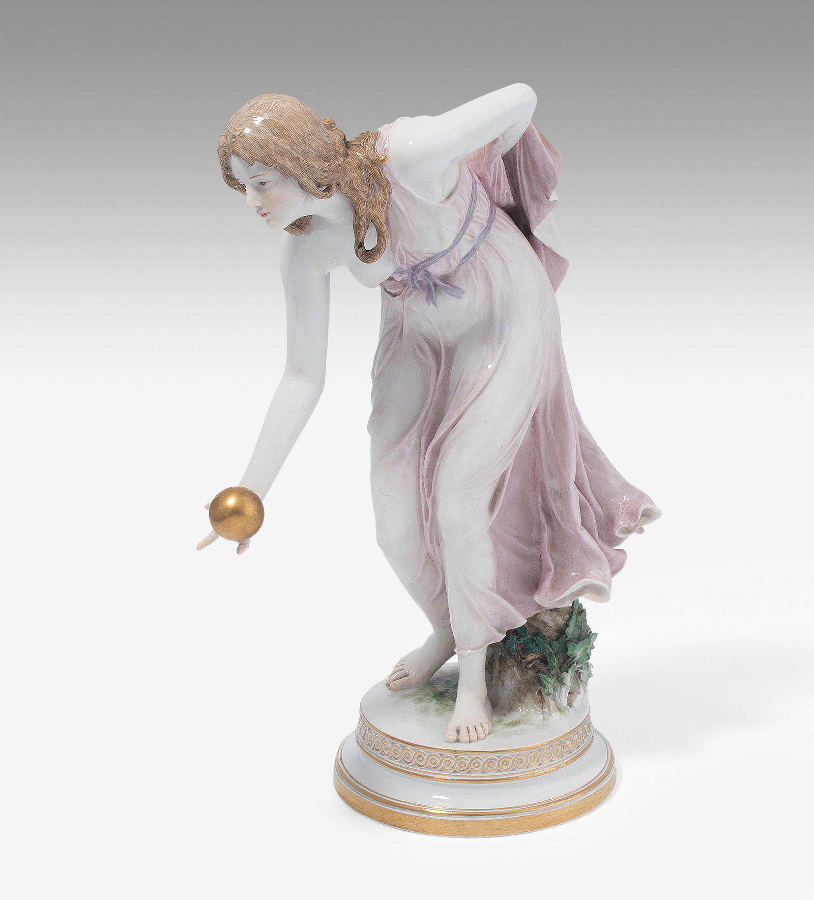 Meissen, Figur "Kugelspielerin": Vor 1924. Porzellan (1.Wahl). Unterglasurblaue Schwertermarke mit KnÃ¤ufen, Modellnummer Q180, Pressnummer 58, Malerzeichen 69. Modell von Walter Schott (1861â€“1938), Modelljahr 1897. KÃ¼nst
