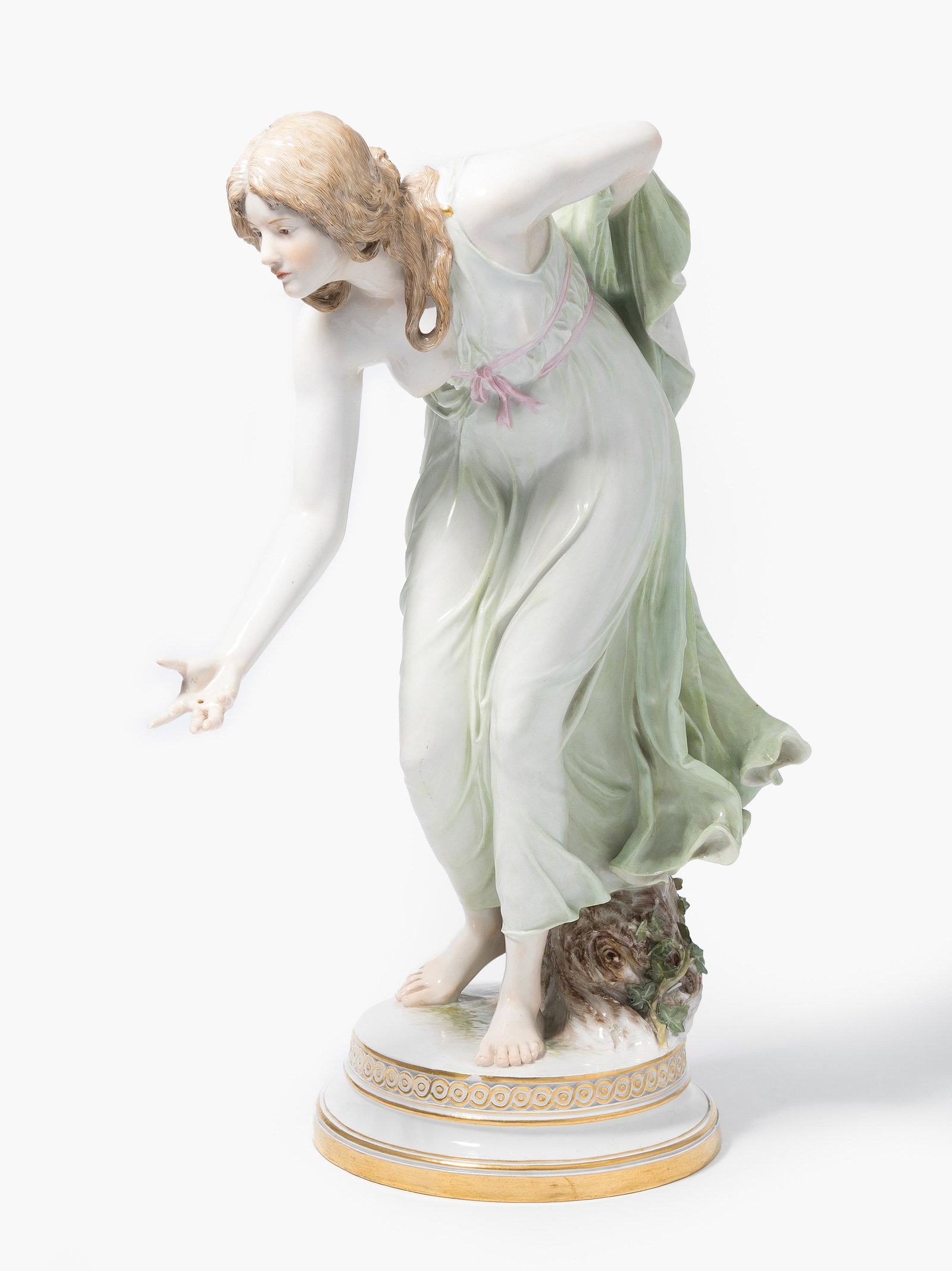 Meissen, Figur "Kugelspielerin": Vor 1924. Porzellan. Unterglasurblaue Schwertermarke mit KnÃ¤ufen, Modellnummer Q180, Pressnummer 143, Malerzeichen 18. Modell von Walter Schott (1861â€“1938), Modelljahr 1897. Polychrome Unter