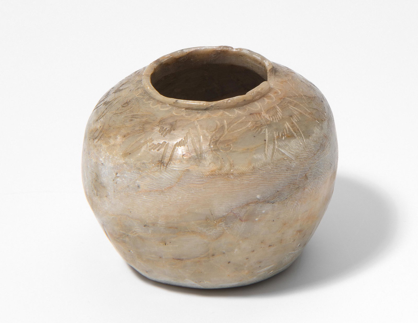 Kleines TÃ¶pfchen: Ã„gypten, Mittleres Reich, 2137â€“1781 v. Chr. Alabaster. Kleines TÃ¶pfchen auf flachem Fuss mit ausladendem GefÃ¤sskÃ¶rper und oben nach innen gesetzt mit leicht abgesetzter Lippe. Um d