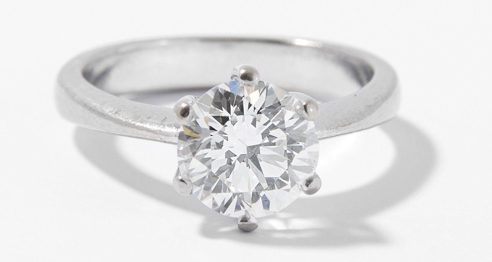 Brillant-Ring: Bucherer. 750 Weissgold. Klassisches Solitaire-Modell mit Brillant 2.03 ct (Gewicht graviert) G/H-si. Gr. 55, 6,2 g.- Unter einem Griff minimale Bestossung.