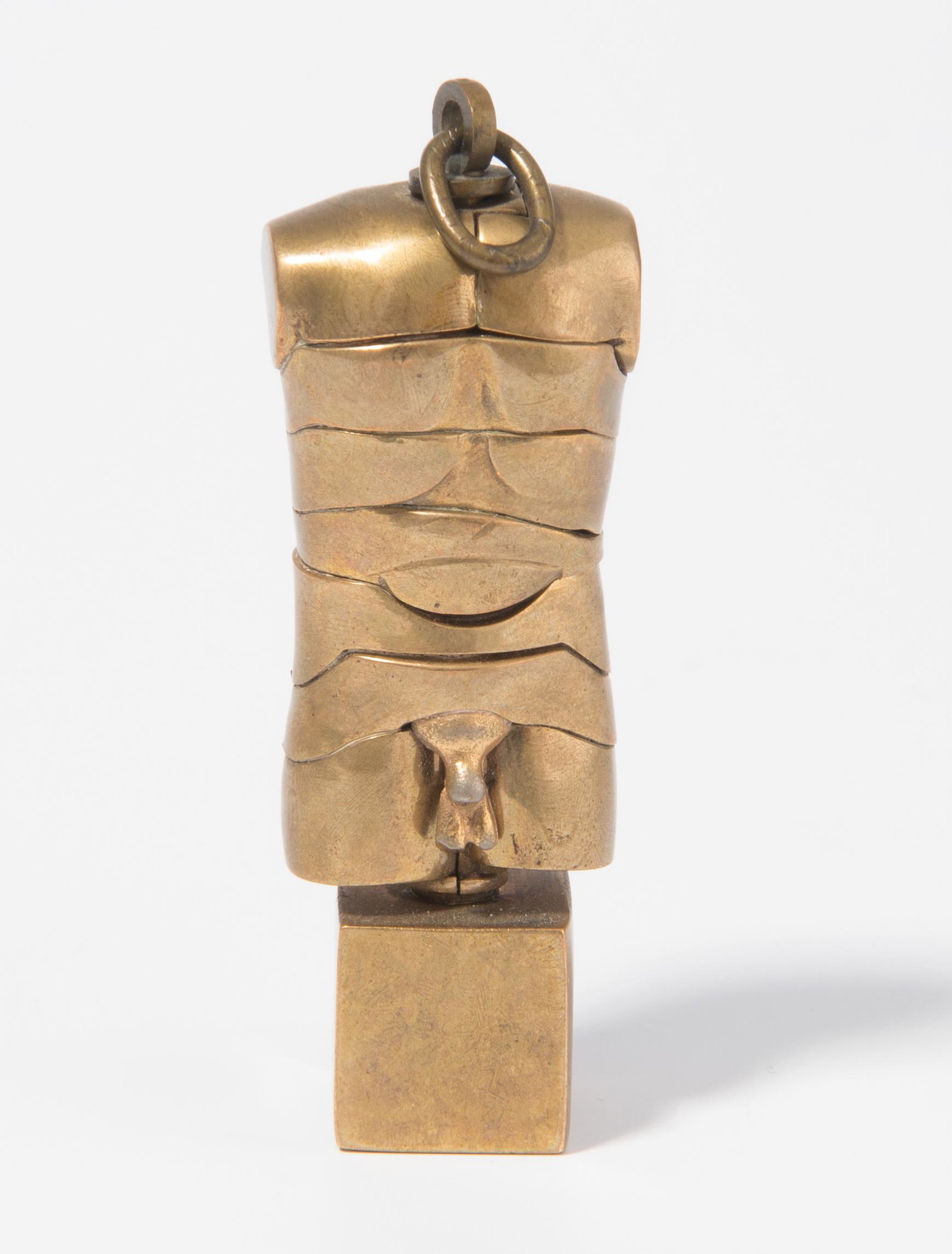 Berrocal, Miguel Ortiz: (Algaidas 1933â€“2006 Antequera)"Microdavid-Off". 1969-1972. AnhÃ¤nger. Bronze, gold patiniert. No. 38916. H 6 cm.- Patina. Leicht schmutzig. Wenige, winzige, oberflÃ¤chliche Kratzer.