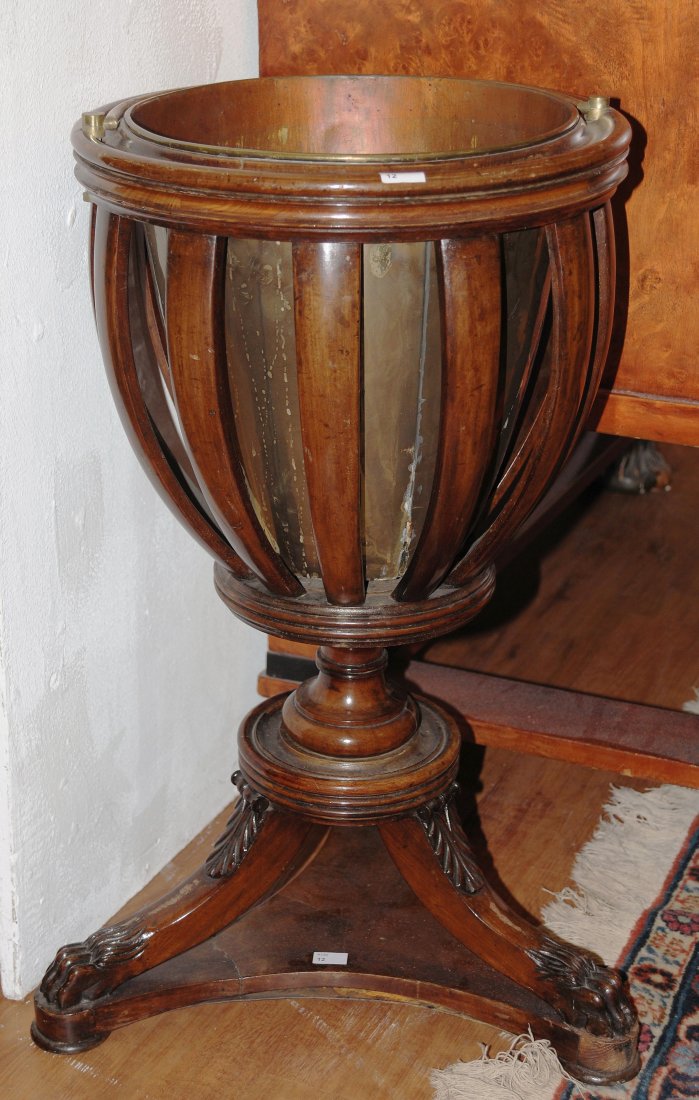 Rundes Blumengestell Biedermeier ca.1820. Nussbaum.: Rundes Blumengestell Biedermeier ca.1820. Nussbaum. Balusterförmiger Schaft auf dreipassigem Fussgestell unter korbförmigem Korpus mit Messingeinsatz. Gebrauchsspuren. 37x37x67.