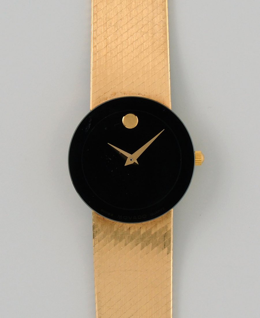 Movado Quartz Runde Damenarmbanduhr aus 585 Gelbgold: Movado Quartz Runde Damenarmbanduhr aus 585 Gelbgold ca. 30 g. Boden verschraubt, Quarzwerk, D. 22 mm. Schwarzes Zifferblatt mit goldfarbenen Dauphine-Zeigern, Krone bei 3 Uhr. Milanaisearmband im Ver