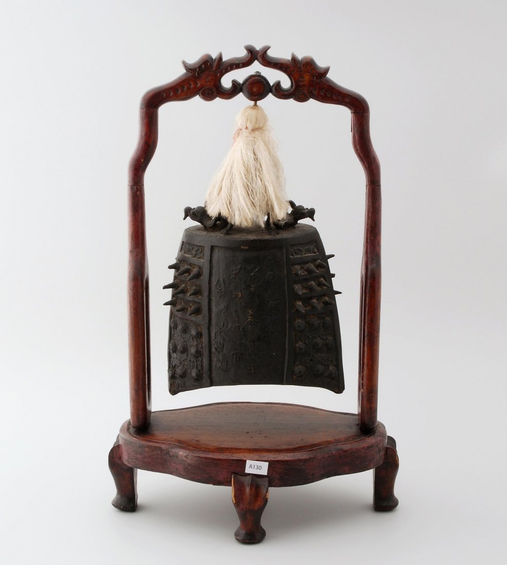 Gong China, Anfang 20.Jh. Bronze. Archaisierender Gong: Gong China, Anfang 20.Jh. Bronze. Archaisierender Gong mit Noppendekor. H 28 cm. Mit Holzgestell. H 58 cm.