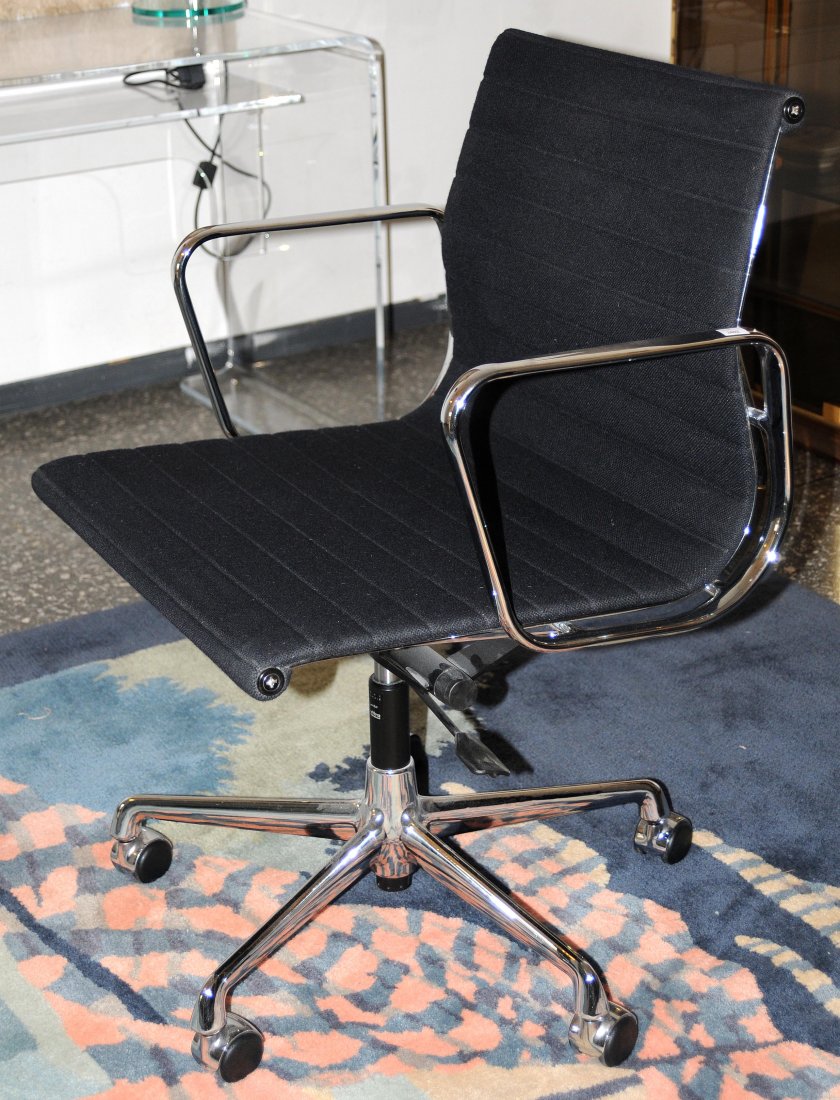 Eames, Charles & Ray (1907–1978 und 1912–1988): Eames, Charles & Ray (1907–1978 und 1912–1988) Bürostuhl EA117, 1969. Hersteller Vitra. Mittelhohe Rückenlehne mit Armlehnen. Armlehnen und Untergestell aus Aluminiumdruckguss, verchromt. Bezug 