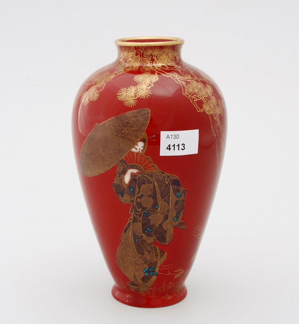 Vase, Royal Doulton, 20.Jh. Keramik, über rotem Fond: Vase, Royal Doulton, 20.Jh. Keramik, über rotem Fond Japanerin mit Schirm und Fächer in Brauntönen, Türkistupfen und Gold. Bezeichnet: ROYAL DOULTON FLAMBE. Painter's signature on the back side: W