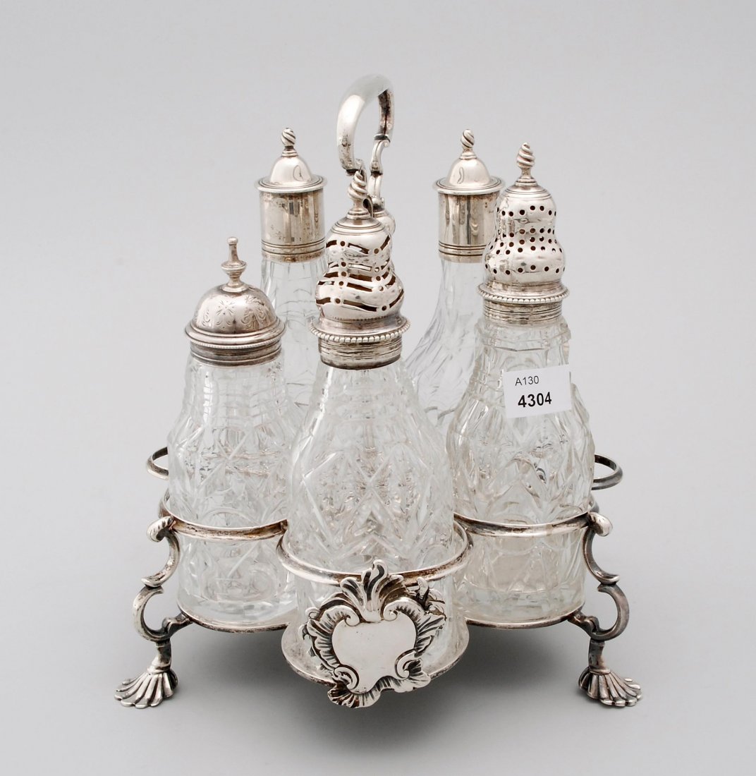 Menage London, 1758/59. Meistermarke Samuel Wood.: Menage London, 1758/59. Meistermarke Samuel Wood. Silber und geschliffenes Kristallglas. Fünf eingesetzte Flakons ergänzt (ohne Marken). Gebrauchsspuren. H 21 cm. ca. 550 g. Gemarkt.