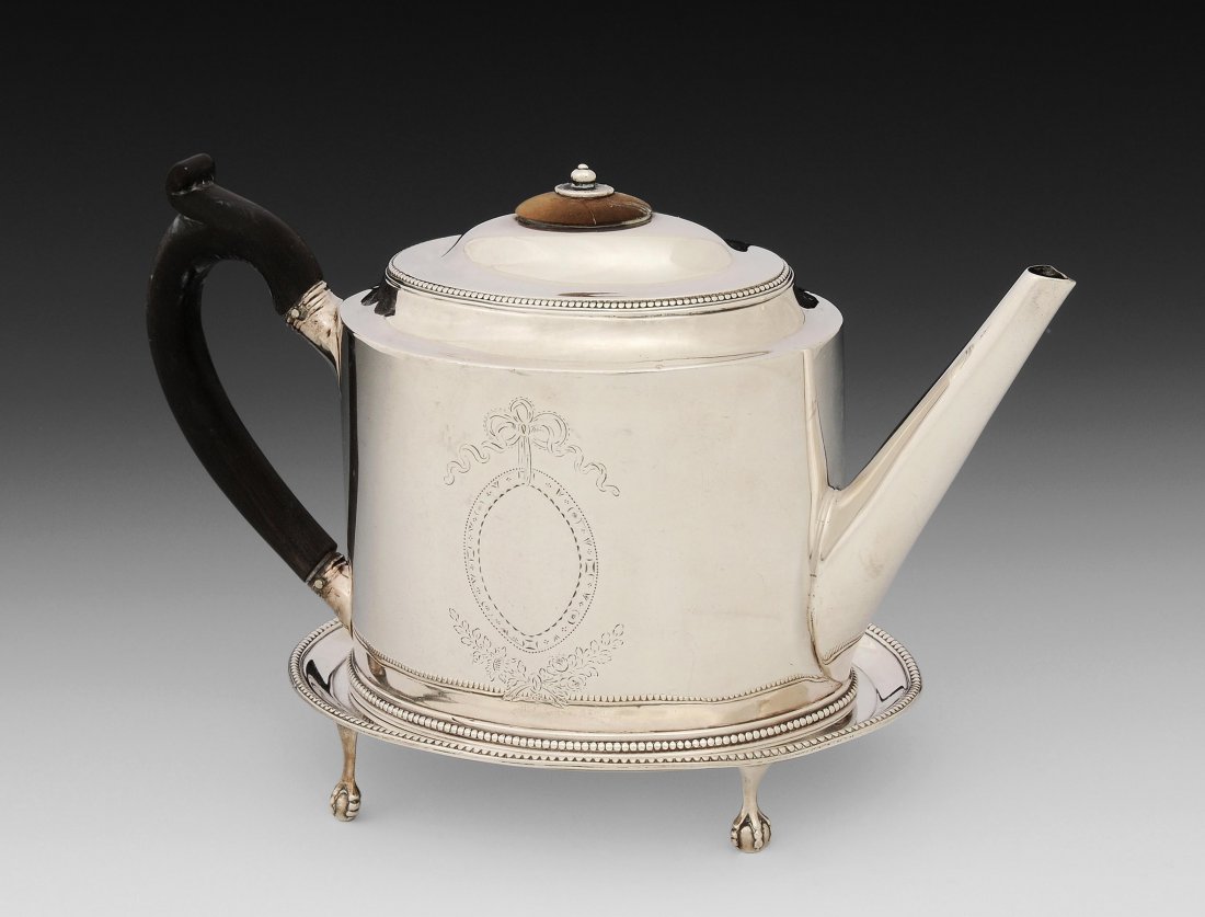 Teekanne auf Presentoir London, 1784. Meistermarke: Teekanne auf Presentoir London, 1784. Meistermarke Hester Bateman. Silber. Glatte Ovalform mit gravierter, leerer Kartusche. Perlrandbordüre. Gebrauchsspuren, minimale Dellen, Knauf erneuert. H Gesam