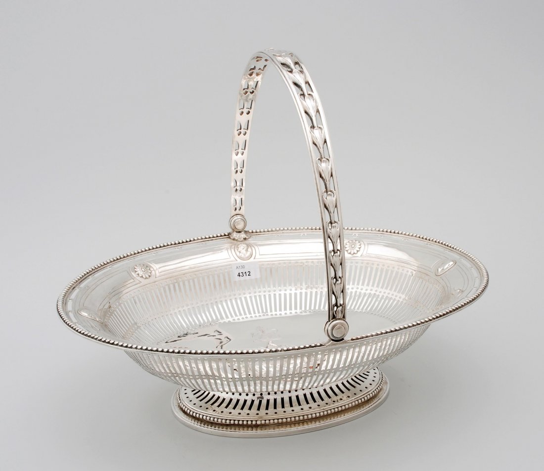 Grosser Henkelkorb London, 1818/19. Meistermarke: Grosser Henkelkorb London, 1818/19. Meistermarke Thomas Heming. Silber. Ovalform auf kurzem Standring mit übergreifendem Henkel. Wandung gitterförmig durchbrochen. Im Spiegel Kartusche mit steigende