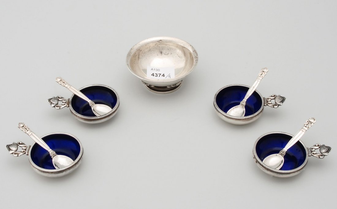 Lot: 8 Salzschälchen Jensen Kopenhagen, 1925-32. Marke: Lot: 8 Salzschälchen Jensen Kopenhagen, 1925-32. Marke Georg Jensen. Entwurf Johan Rohde. Modell 62. Silber, innen blau emailiert. Rundform mit Henkel. Dazu 8 Löffel. Gebrauchsspuren, minimale Schad