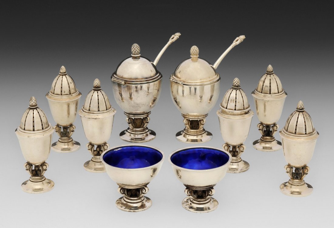 Gewürzset Jensen Kopenhagen, 1945-77. Marke Georg: Gewürzset Jensen Kopenhagen, 1945-77. Marke Georg Jensen. Entwurf Johan Rohde. Modell 741. Silber, teils blau emailliert. Bestand: 6 Salzstreuer, 2 Senftöpfchen mit passenden Löffeln und 2 Fusssch�