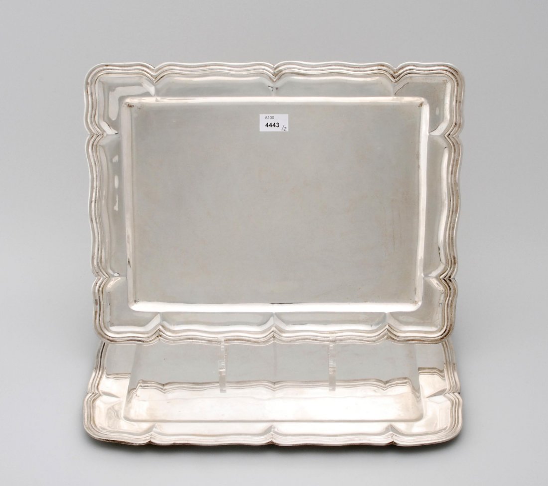 2 Tabletts Mexiko, 20. Jh. Marke Sanborns. Silber.: 2 Tabletts Mexiko, 20. Jh. Marke Sanborns. Silber. Rechteckform mit geschweiftem und profiliertem Rand. Gebrauchsspuren, kleine Kratzer. L 33 cm. zus. ca. 1620 g. Garantiestempel, Feingehalt 925.