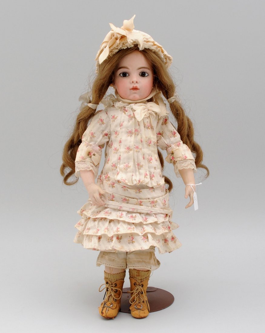 Leon Casimir Bru-Puppe Frankreich, um 1875. Kurbelkopf: Leon Casimir Bru-Puppe Frankreich, um 1875. Kurbelkopf auf Brustplatte mit braunen Paperweight-Augen und geschlossenem Mund. Halsmarke: "BRU JNE 5". Gelenkkörper aus Leder, Arme aus Biscuit-Porzellan