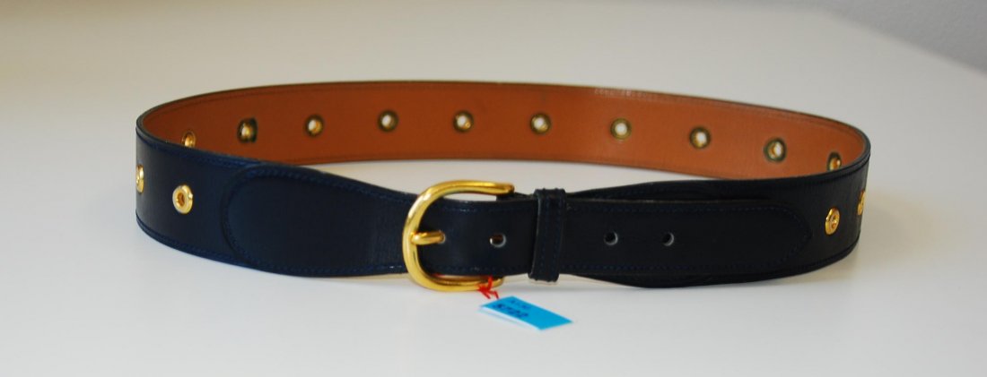 Hermès, Gürtel Dunkelblaues Glattleder mit Nieten aus: Hermès, Gürtel Dunkelblaues Glattleder mit Nieten aus vergoldetem Metall. L 87 cm. Gebrauchsspuren.
