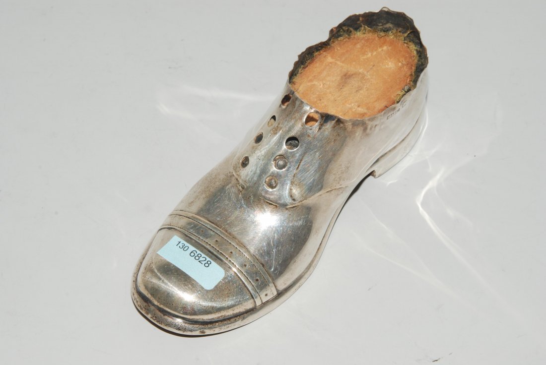Zierschuh Englisch, um 1900. Silber über Holzkern. In: Zierschuh Englisch, um 1900. Silber über Holzkern. In Form eines Herrenschuhs. L 12,5 cm.