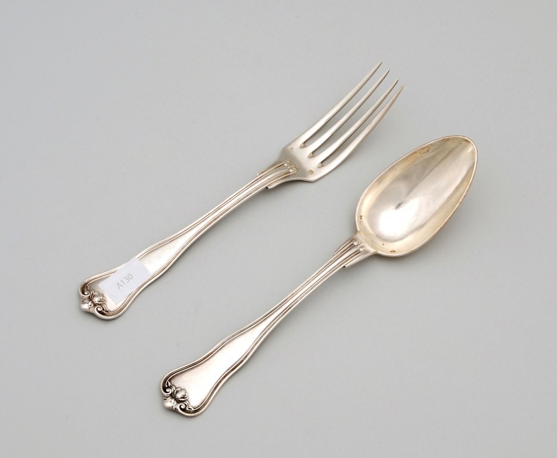 Besteckteile Paris, um 1880. Meistermarke Charles: Besteckteile Paris, um 1880. Meistermarke Charles Halphen. Silber. ca. 35-teilig. Griffende mit Blütenabschluss. Bestand: 18 Suppenlöffel und 17 Fleischgabeln. Rückseite mit Monogramm der Familie D