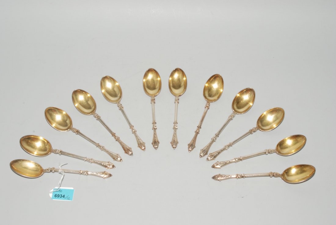 12 Kaffeelöffel Frankreich, 20. Jh. Marke Christofle.: 12 Kaffeelöffel Frankreich, 20. Jh. Marke Christofle. Versilbert, teilweise vergoldet. Griff mit Blattabschluss. L 12 cm.