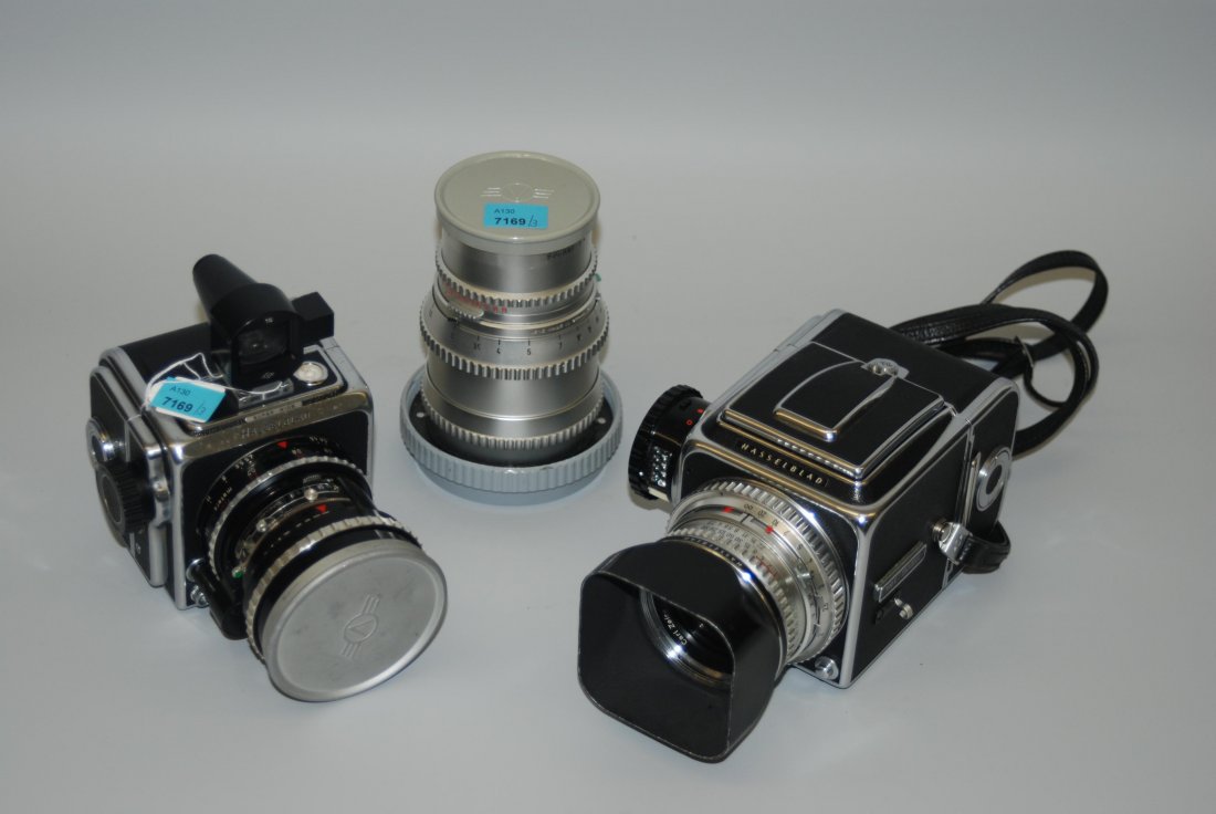 Lot: 2 Fotokameras, 1960-70er J. Hasselblad, Modelle:: Lot: 2 Fotokameras, 1960-70er J. Hasselblad, Modelle: 500 C, mit Planar 1:2,8/ 80 mm Zeiss-Objektiv. 2. Kamera: Super wide, mit Biogon 1:4,5/ 38 mm-Zeiss-Objektiv. Dabei zusätzliches Zeiss-Objektiv,