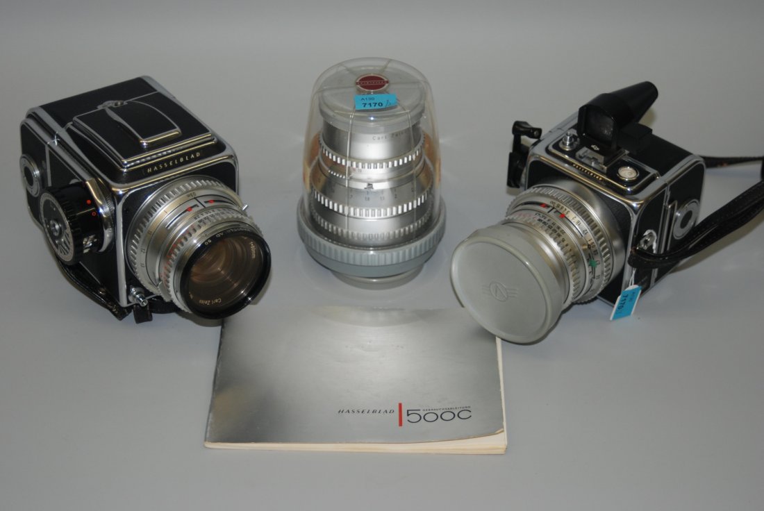 Lot: 2 Fotokameras, 1960-70er J. Hasselblad, Modelle:: Lot: 2 Fotokameras, 1960-70er J. Hasselblad, Modelle: 500 C, mit Planar 1:2,8/ 80 mm Zeiss-Objektiv. 2. Kamera: Super wide C, mit Biogon 1:4,5/ 38 mm-Zeiss-Objektiv. Dabei zusätzliches Zeiss-Objektiv