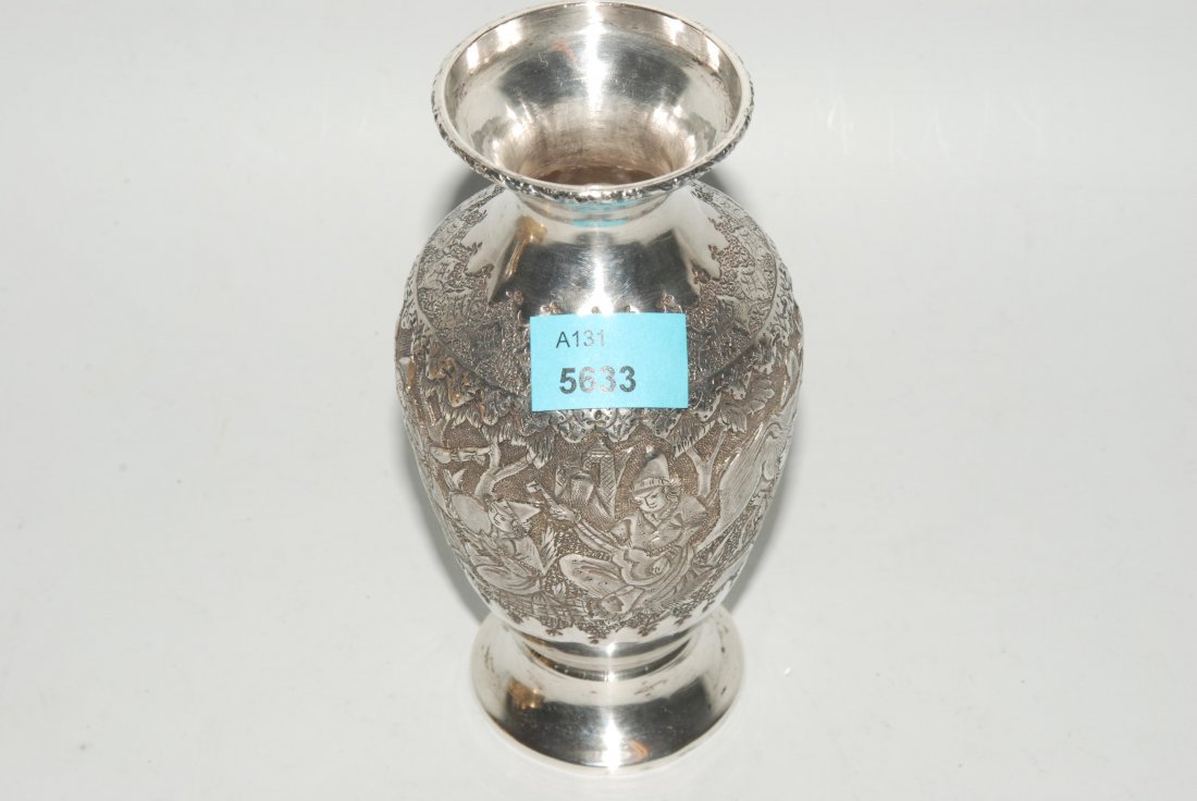 Kleine Vase Persisch. Silber. Balusterform, Wandung: Kleine Vase Persisch. Silber. Balusterform, Wandung reliefiert mit Musizierenden im Wald. Schulter und Rand mit verziert mit OrnamentbordÃ¼re. Boden mit drei Punzen. H 14 cm, 167 g.