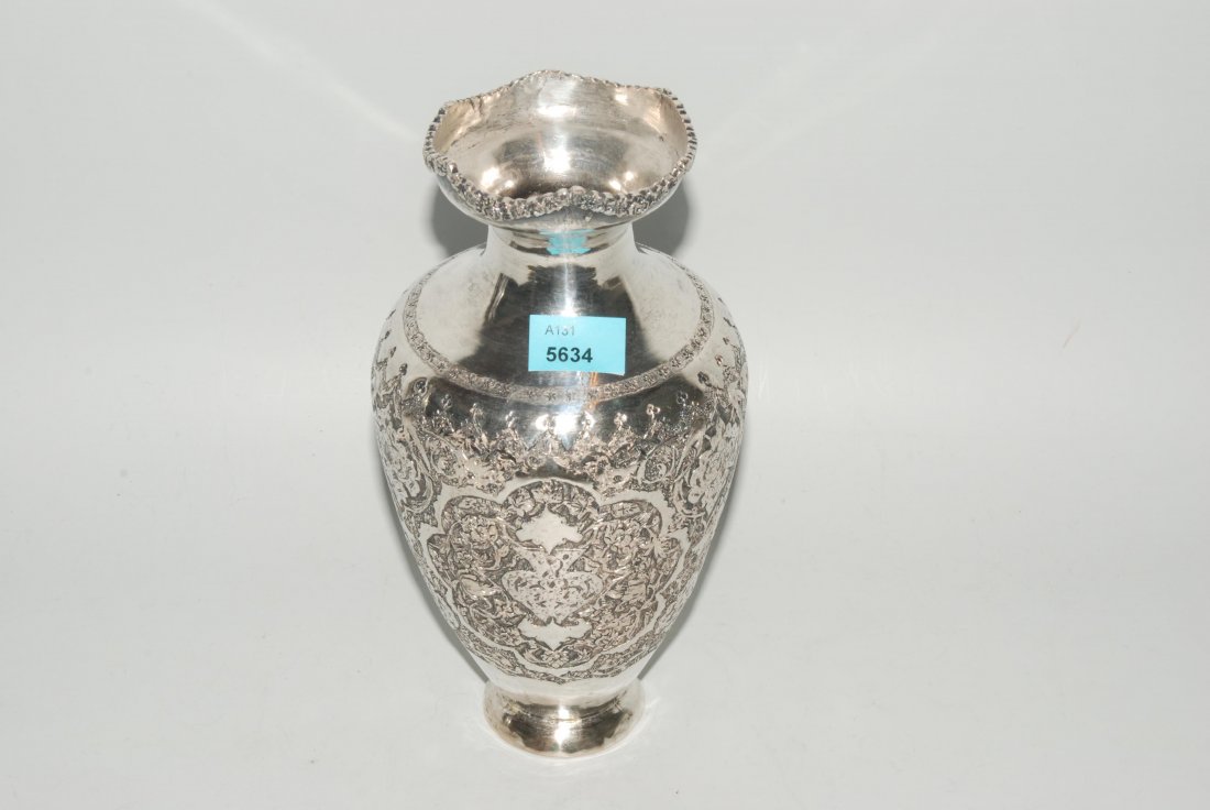 Vase Persisch. Versilbert. Balusterform auf Standring.: Vase Persisch. Versilbert. Balusterform auf Standring. Wandung reliefiert Rankenwerk und Blumen. WellenfÃ¶rmiger Rand, gerippt mit OrnamentbordÃ¼re. Boden mit Punze. H 20,5 cm.