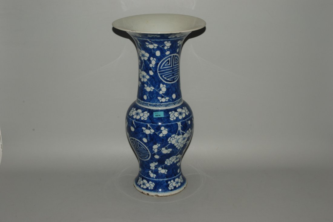 Vase China, 20.Jh. Porzellan. Balusterform mit: Vase China, 20.Jh. Porzellan. Balusterform mit zylindrischem Hals und TrichtermÃ¼ndung. Blauweisser Prunusdekor. Am Rand mehrfach bestossen. H 45 cm.