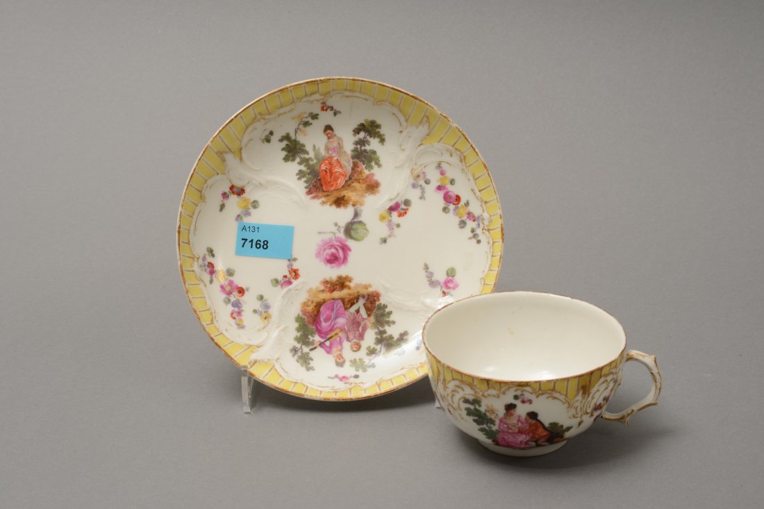 Tasse mit Untertasse, KPM Berlin, um 1780 Porzellan,: Tasse mit Untertasse, KPM Berlin, um 1780 Porzellan, Reliefzierat, polychrom gemalte Watteauszenen, gelbe Staffierung. Teilweise berieben. H(Tasse) 4,8 cm.