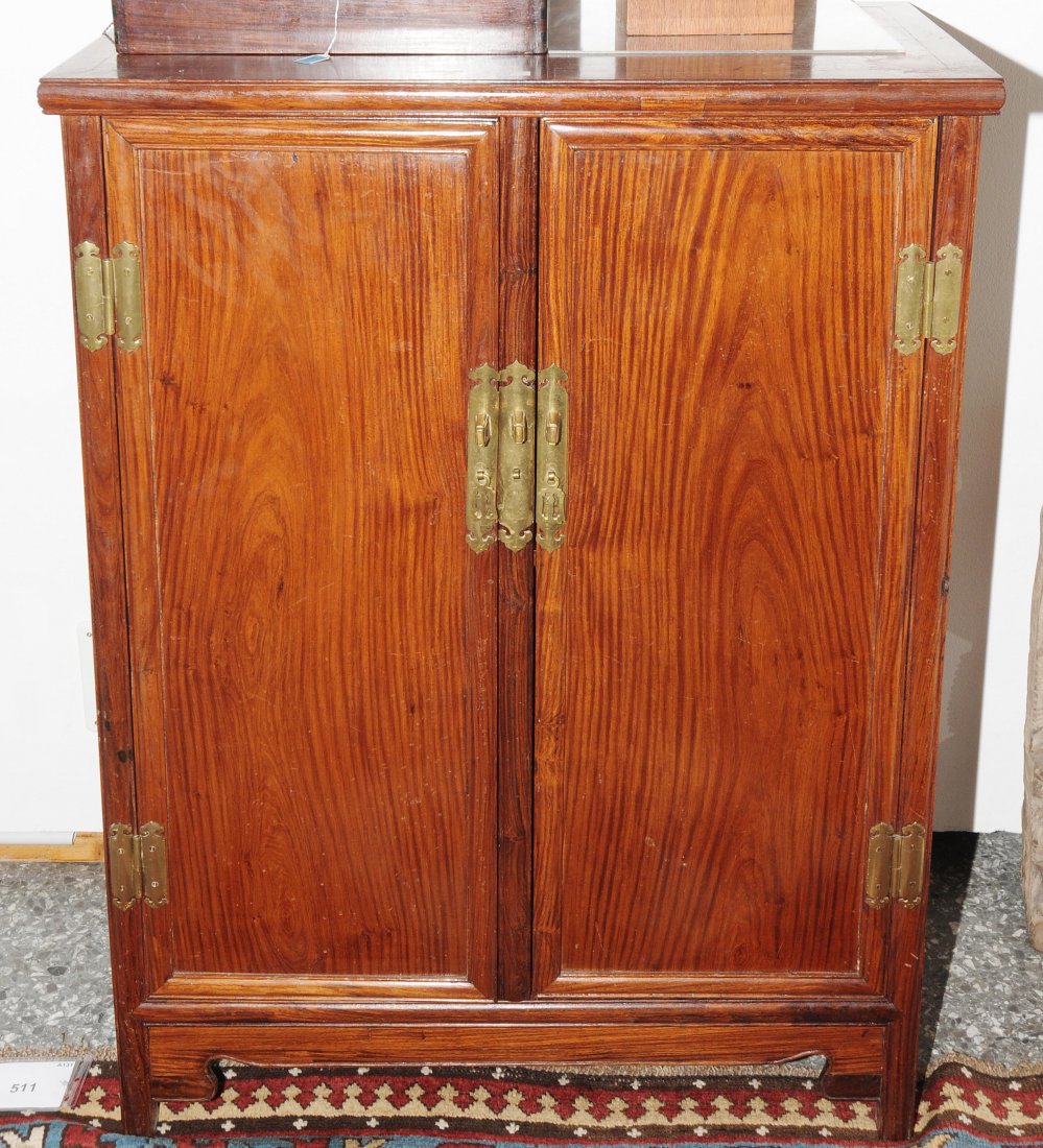 Halbschrank Asiatisch 20.Jh. Palisander. ZweitÃ¼riger,: Halbschrank Asiatisch 20.Jh. Palisander. ZweitÃ¼riger, konischer Korpus auf ausgeschnittenem Sockelgestell mit MessingbeschlÃ¤gen. Gebrauchsspuren. 78x40x105 cm.