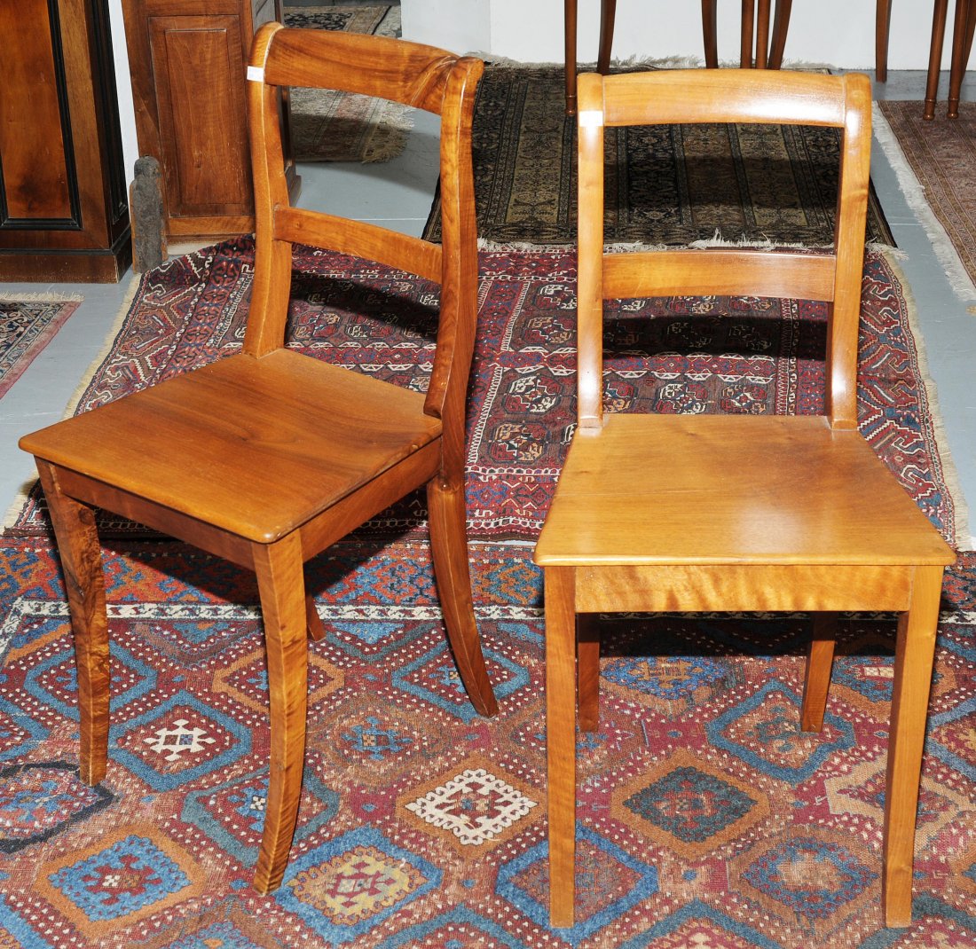 Satz von 10 StÃ¼hlen SpÃ¤t-Biedermeier ca.1830.: Satz von 10 StÃ¼hlen SpÃ¤t-Biedermeier ca.1830. Nussbaum. TrapezfÃ¶rmiges Gestell auf sÃ¤belfÃ¶rmigen Beinen mit geschweifter RÃ¼ckenlehne. Gebrauchsspuren. 43x45x83 cm.