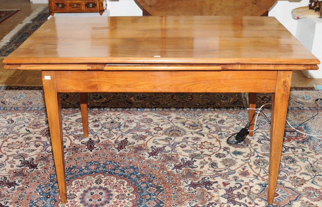 Auszugstisch Biedermeier ca.1820/30. Arrangiert.: Auszugstisch Biedermeier ca.1820/30. Arrangiert. Kirschbaum, Buche. ZweischÃ¼biges Gestell auf hohen konischen Beinen unter rechteckiger Platte. Seitliche AuszÃ¼ge 42x77 cm. Gebrauchsspuren. 131x7