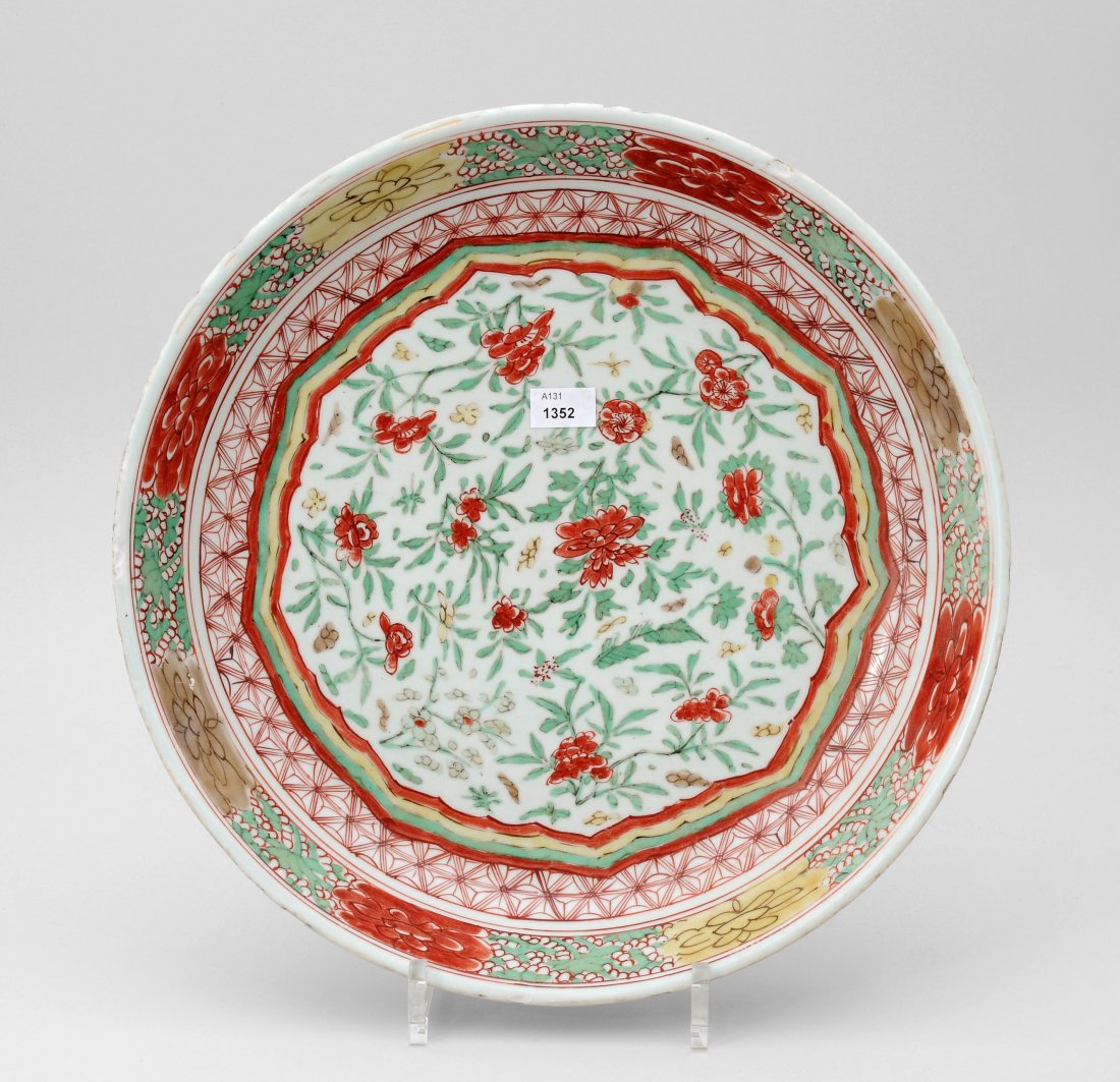 Platte China. Ming-Dynastie. Swatow. Porzellan.: Platte China. Ming-Dynastie. Swatow. Porzellan. Signiert in unterglasurblau Ju xing tang zhi in Doppelkreis. Blumendekor. Bestossen. D 33, H 6 cm.