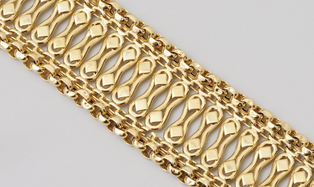 Gelbgold-Bracelet Kurz, ZÃ¼rich. 750 Gelbgold.: Gelbgold-Bracelet Kurz, ZÃ¼rich. 750 Gelbgold. Handarbeit. Breites, flaches Armband, durchbrochen in Fantasieform (tlw. gedellt). L 20 cm, B 3 cm, 55,3 g.