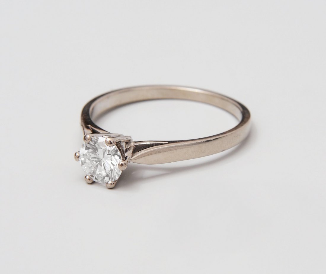 Brillant-Ring Bucherer. 750 Weissgold. Klassisches: Brillant-Ring Bucherer. 750 Weissgold. Klassisches Solitaire-Modell mit 1 Brillant von 0.59 ct., E-F/vvs-vs. Gr. 54, 2,7 g.