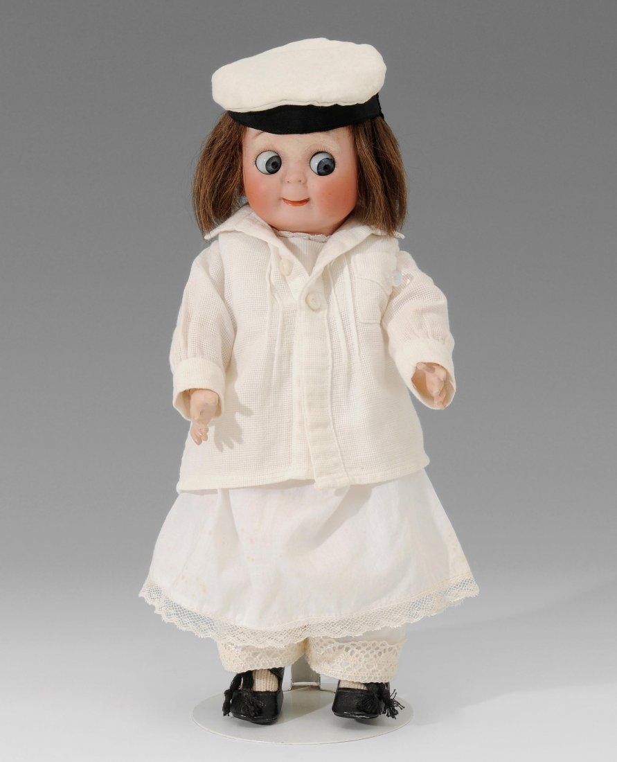 J.D. Kestner jr. Googly-Puppe "221" Deutschland, um: J.D. Kestner jr. Googly-Puppe "221" Deutschland, um 1913. Kurbelkopf mit Schielaugen und lÃ¤chelndem, geschlossenem Mund aus Biscuit-Porzellan. Halsmarke: "C made in Germany 7, J.D.K., 221, Gs. gesc