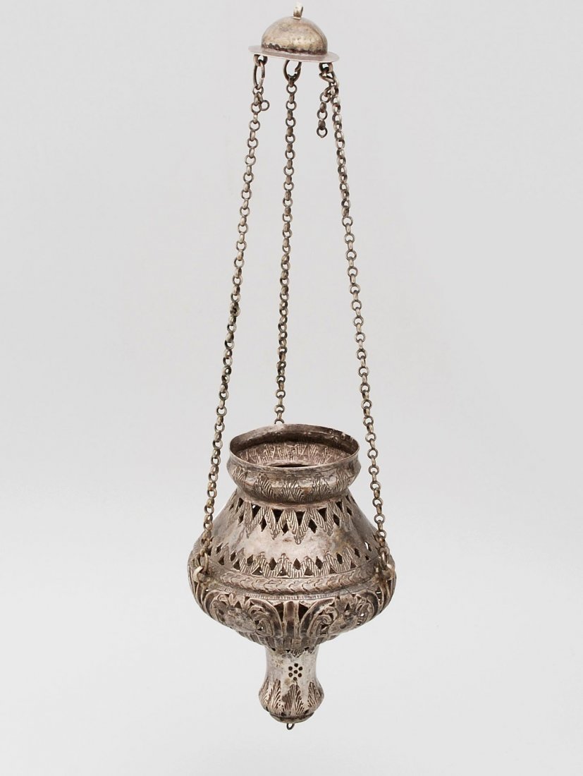 Kleine Lichtampel Ã„gypten, um 1900. Silber.: Kleine Lichtampel Ã„gypten, um 1900. Silber. Durchbrochen gearbeitet und ziseliert. Florale Motive. 3 Ketten an Rosette mit AufhÃ¤nge-Ã–se. H 45,5 cm, ca. 390 g. - Alters- und Gebrauchsspuren.
