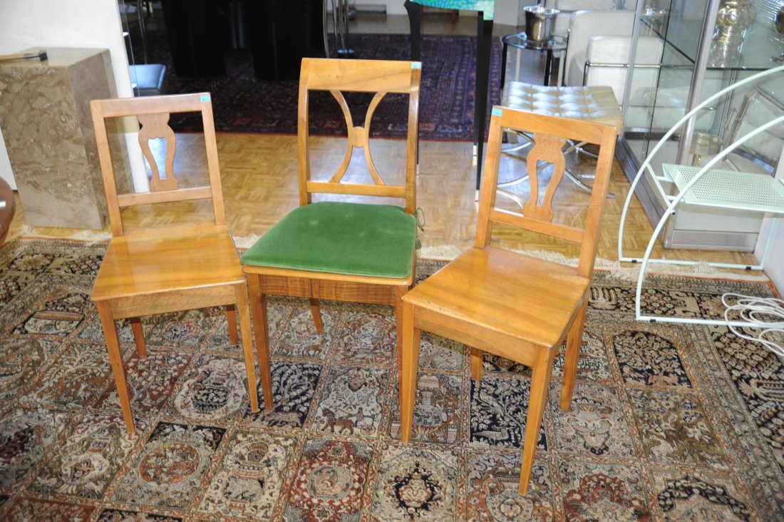 3 StÃ¼hle verschieden Biedermeier-Stil 19.Jh. Nussbaum.: 3 StÃ¼hle verschieden Biedermeier-Stil 19.Jh. Nussbaum. TrapezfÃ¶rmiges Gestell auf hohen konischen Beinen mit geschrÃ¤gter RÃ¼ckenlehne. Gebrauchsspuren. 43x46x89 cm.