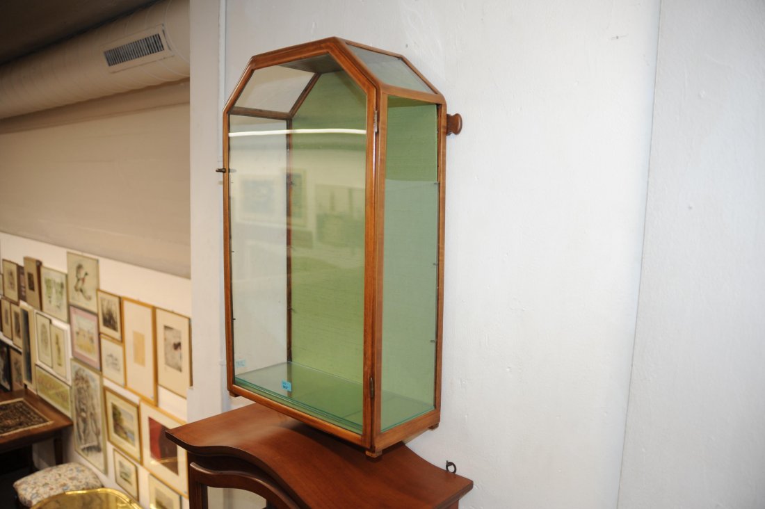 Wandvitrine Biedermeier ca.1820. Nussbaum. Dreiseitig: Wandvitrine Biedermeier ca.1820. Nussbaum. Dreiseitig verglaster Korpus mit drei Glastablaren. Gebrauchsspuren. 39x18x64 cm.