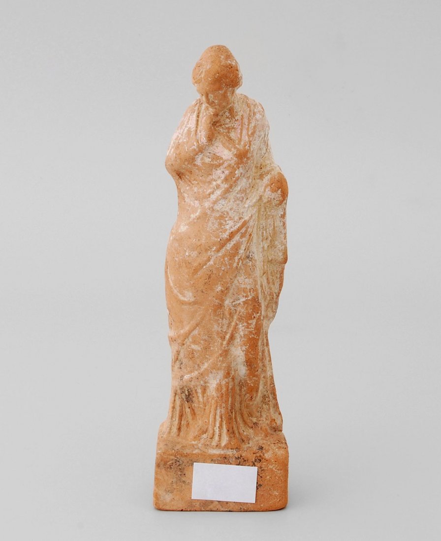 Tanagra Figur BoÃ¶tisch, 3.â€“1.Jh. v. Chr. RÃ¶tlicher: Tanagra Figur BoÃ¶tisch, 3.â€“1.Jh. v. Chr. RÃ¶tlicher Ton. Weibliche, stehende Figur. Bestossen. H 18,5 cm.